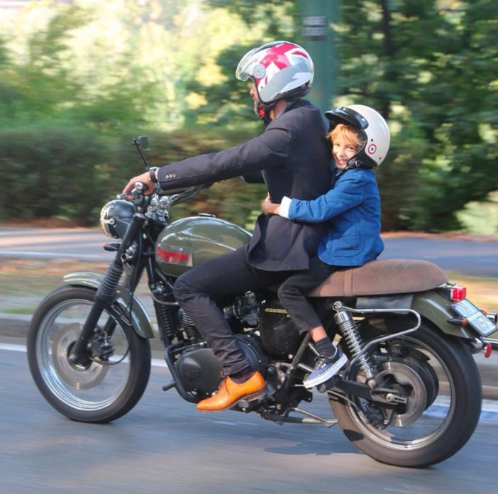 A Torino motociclisti in abiti da gentlemen per raccogliere fondi contro il tumore alla prostata e i suicidi [FOTO]