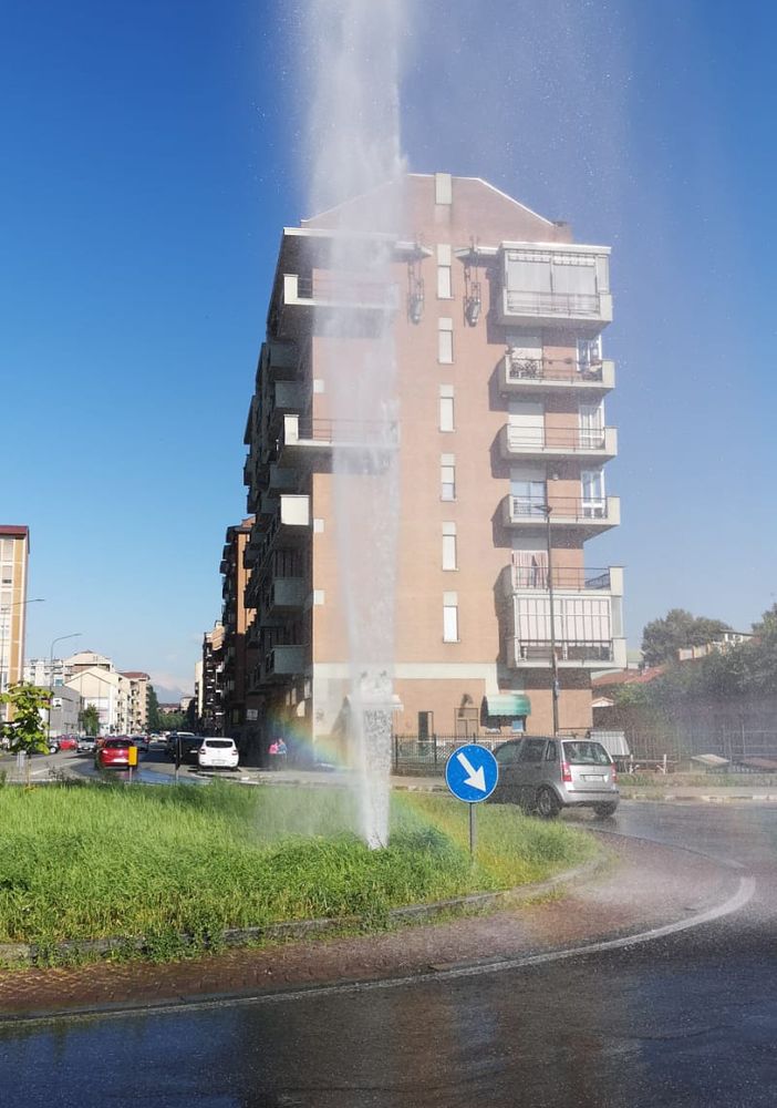 Mirafiori sud si risveglia con un &quot;geyser&quot; in mezzo alla strada (VIDEO)