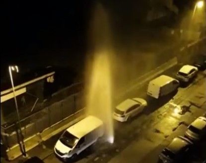 Moncalieri, esplode una tubatura e si alza un geyser in via Serao