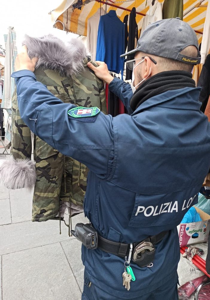 Agente di Polizia Municipale con un capo d'abbigliamento
