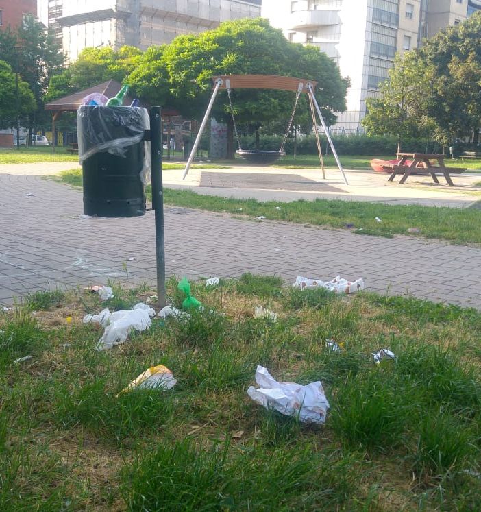 Più pulizia nell'area verde: ai giardini  Braille arrivano i cestini anticorvo
