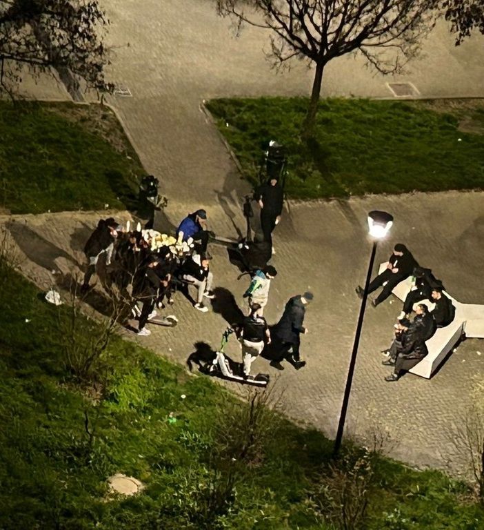 Giardini con gente seduta su panchine