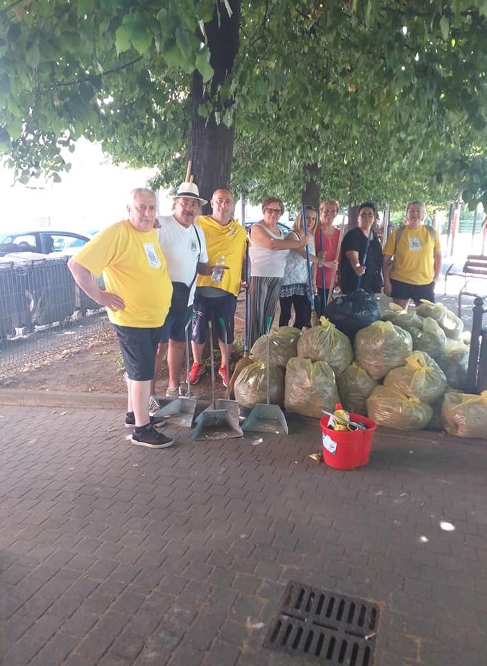 Nichelino, il comitato di quartiere Juvarra ripulisce i guardini di via 1° Maggio: “Area restituita ai bambini” (FOTO)