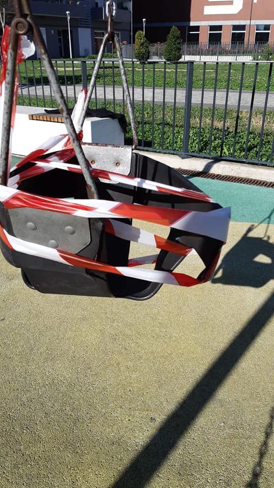 Vandalizzati i giardini di via Palma di Cesnola: danni ai giochi per bambini disabili