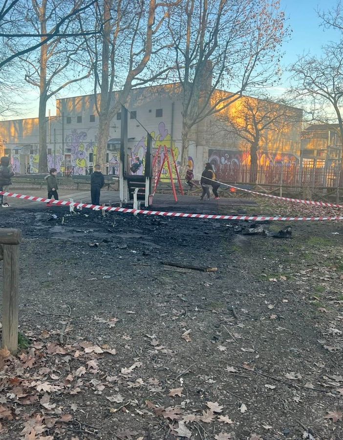 A fuoco l'area giochi del giardino Camilla Ravera di via Farinelli