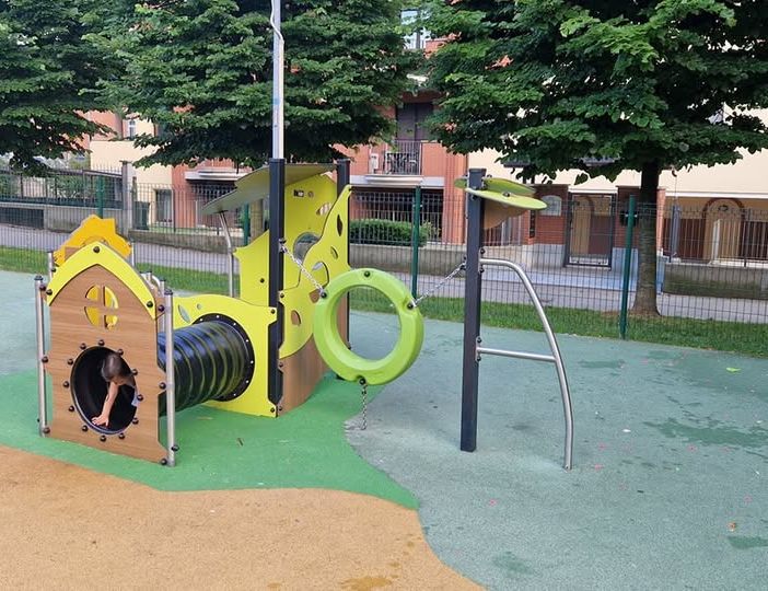 Moncalieri, rimessa a nuovo la giostra bruciata nel parco di via Ada Negri