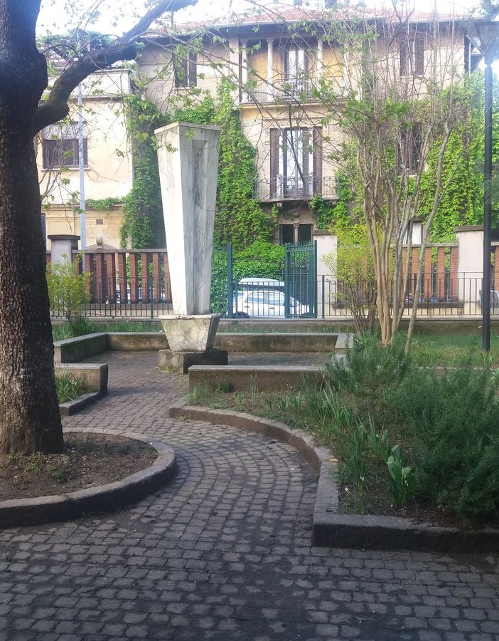 Guerrilla gardening con i libri: a maggio sboccia la poesia nel giardino di via Campana