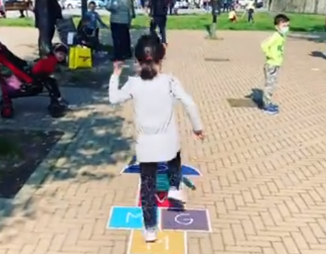 bambini nel parco giochi diffuso di nichelino