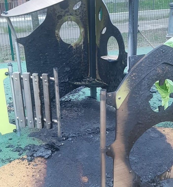 Moncalieri: vandali e incivili danno fuoco ai giochi del giardino Ada Negri