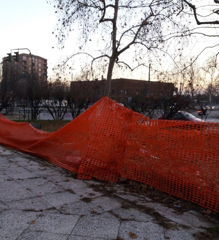 “Vogliamo veder tornare i bambini a giocare”: urgente manutenzione per il giardino distrutto in corso Unione Sovietica