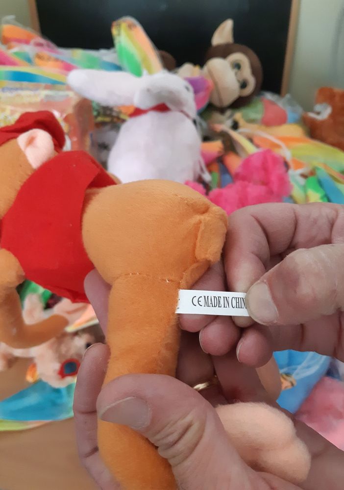 Peluches e altri giocattoli sequestrati un negozio di via XI Febbraio: erano privi di marchio CE