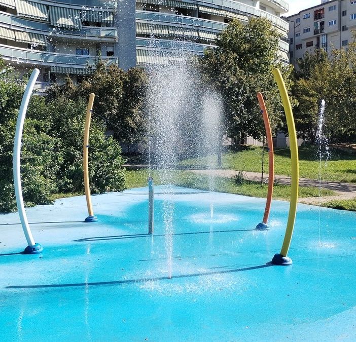 Dopo i vandali, riparati i giochi d'acqua dei giardini Madre Teresa