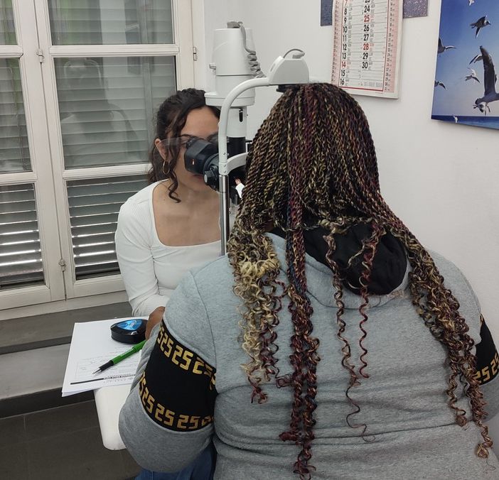 controllo della vista a un paziente da parte di un medico