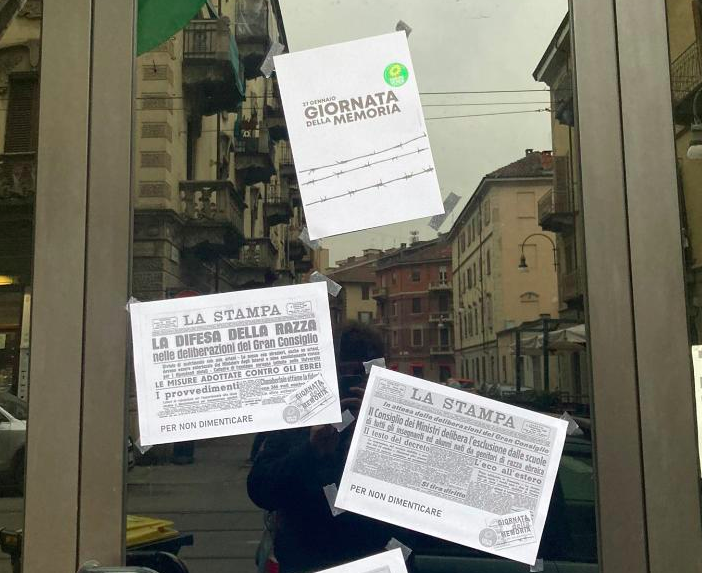 Giorno della Memoria, la sede di Europa Verde tappezzata di copie di quotidiani dell'epoca