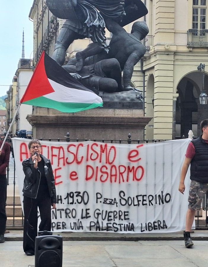Studenti, partiti e movimenti in piazza contro le armi: &quot;I giovani non metteranno l'elmetto&quot;