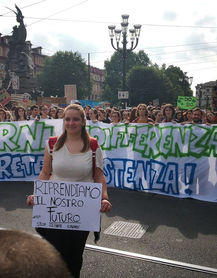 &quot;Governi, indifferenza? Avrete resistenza!&quot;: a Torino i ragazzi di &quot;Fridays for future&quot; tornano in piazza [FOTO e VIDEO]