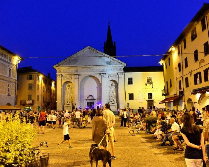 piazza di Carmagnola di notte con persone