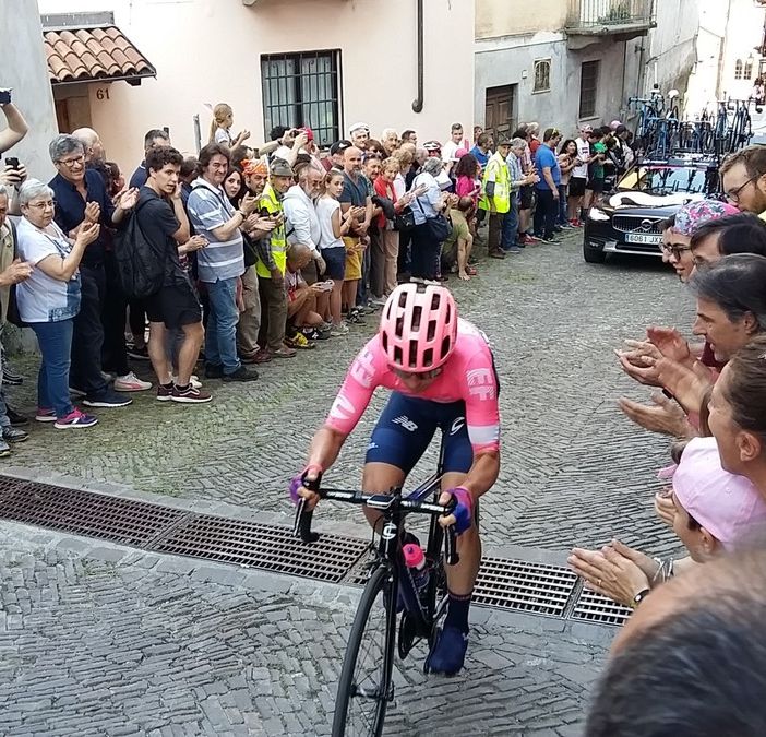 Un'immagine dell'anno scorso a Pinerolo, quando il Giro era una festa