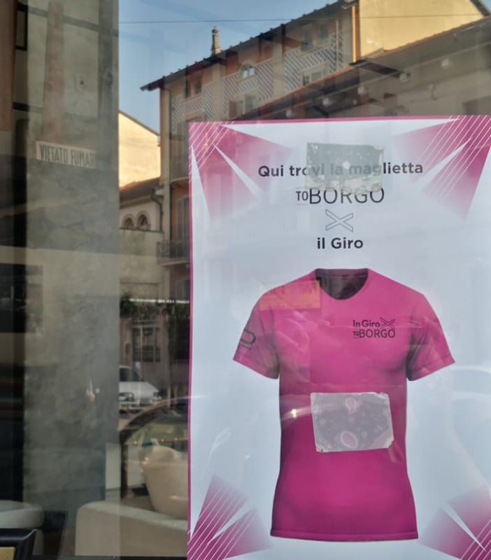 maglia rosa in un cartello