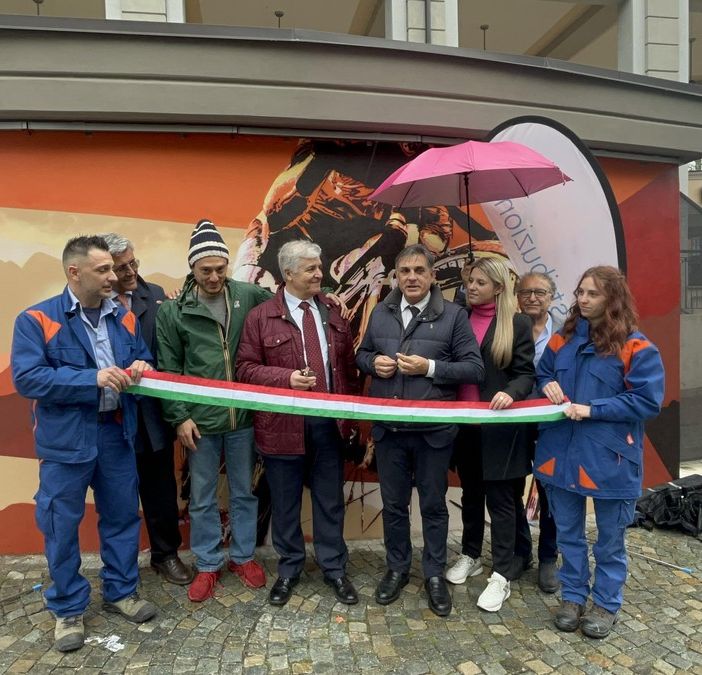 taglio del nastro della cabina in rosa