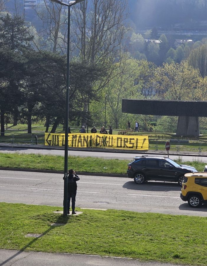 &quot;Giù le mani dagli orsi&quot;: animalisti in protesta contro la Lega riunita al Mauto