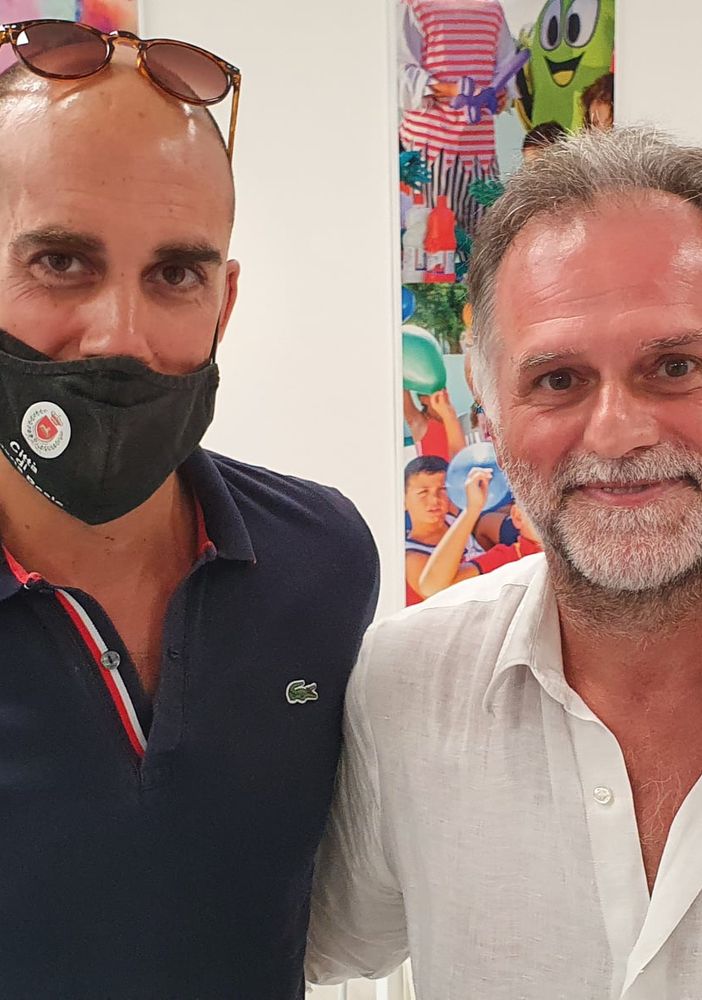 due persone insieme, uno con mascherina e uno senza