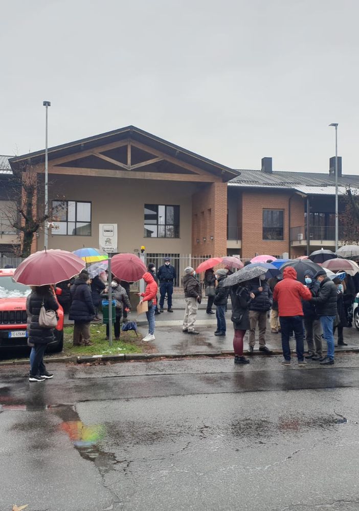una immagine del sit in avvenuto all'esterno della Piccola Reggia lo scorso 5 dicembre
