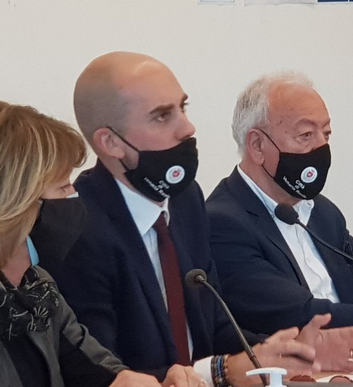 tre persone sedute a un tavolo