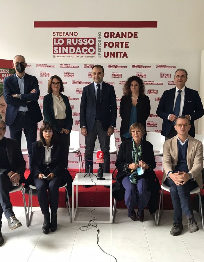 Il neosindaco di Torino, Stefano Lo Russo, con la giunta