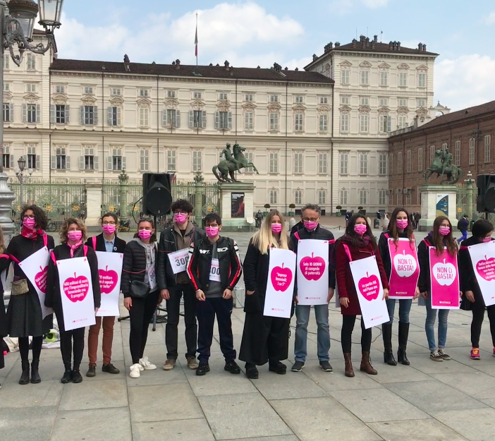 Attiviste e attivisti del Giusto Mezzo in piazza Castello