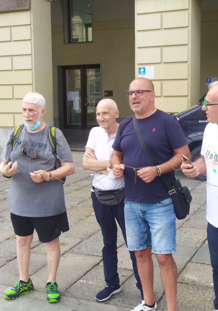 Persone incatenate davanti alla Regione