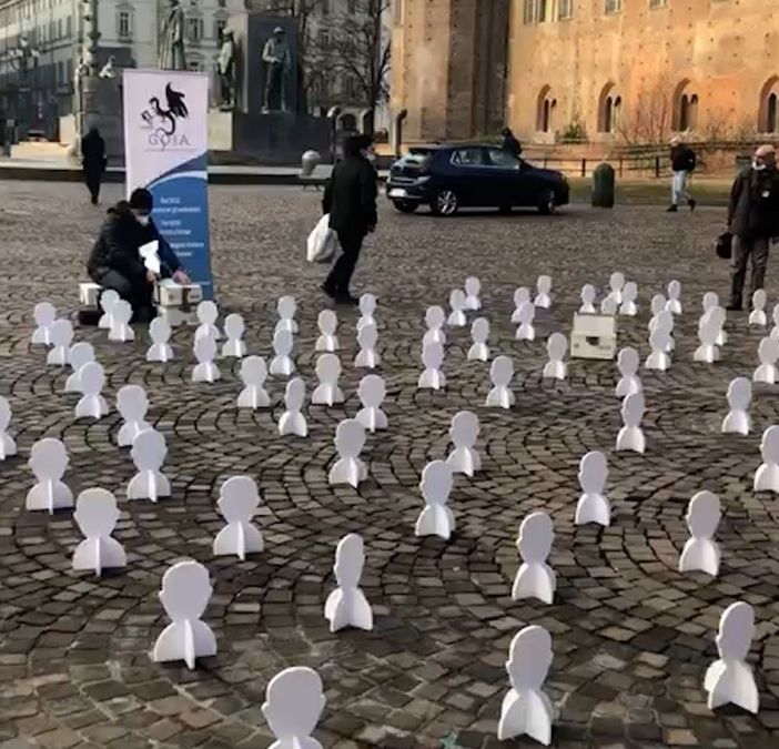 teste bianche di cartone davanti alla Prefettura di Torino