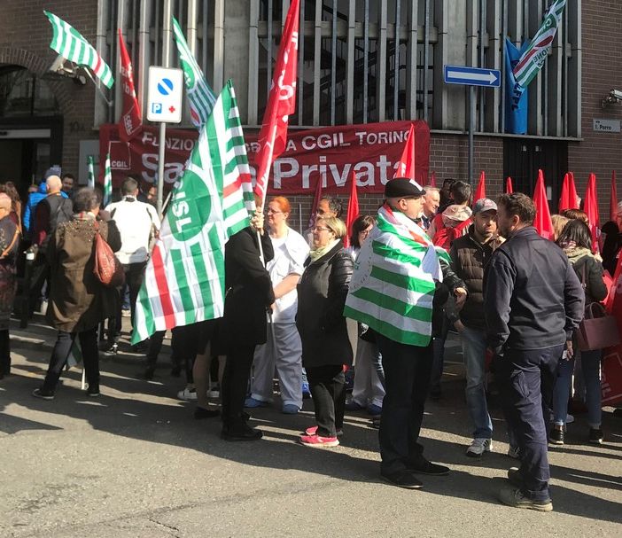 Torino, al Gradenigo la protesta dei lavoratori della sanità privata: “Noi da 12 anni senza contratto”