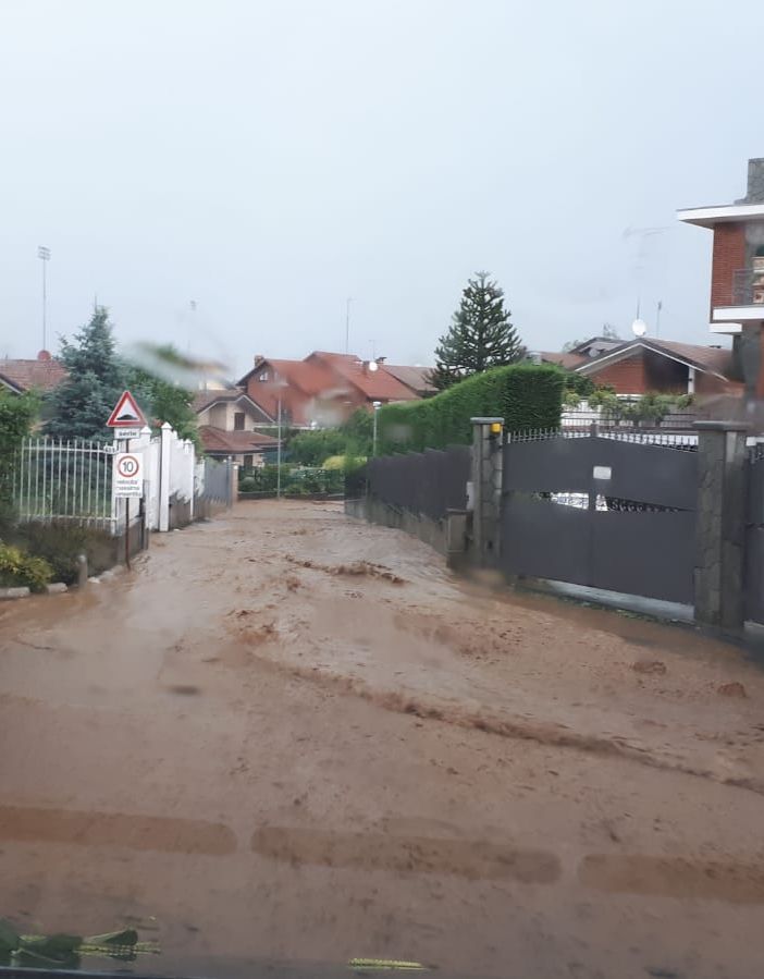 Violenta grandinata a Rosta, nubifragio a Ciriè, le strade diventano fiumi di acqua e fango (FOTO e VIDEO)
