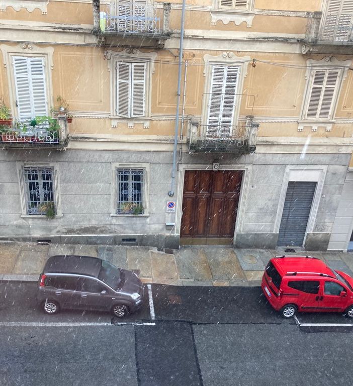 Un'altra violenta grandinata si abbatte su Torino: vento forte e bombe d'acqua per diversi minuti [VIDEO]