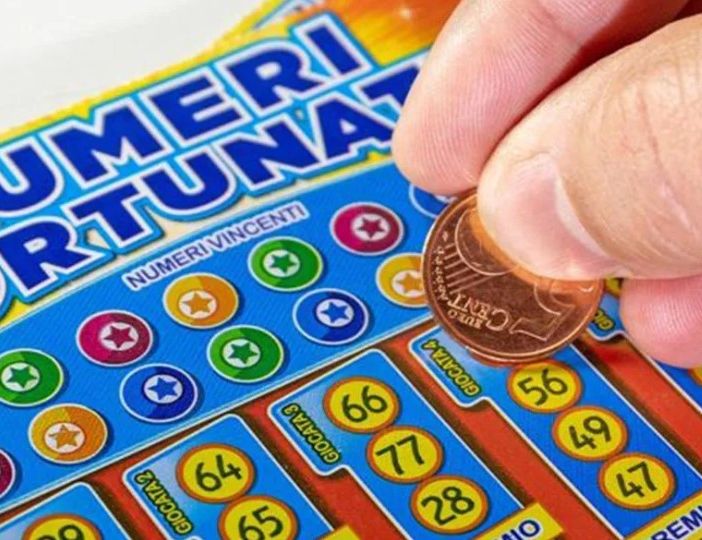 La dea bendata 'bacia' Nichelino: gratta e vince mezzo milione di euro