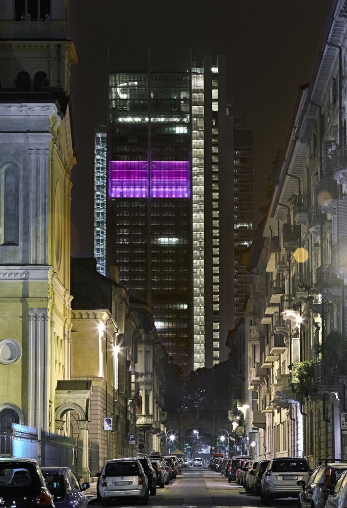 Il grattacielo di Intesa-Sanpaolo diventa &quot;rosa&quot;