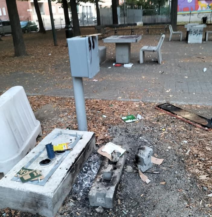 degrado e segni di grigliata in un parco