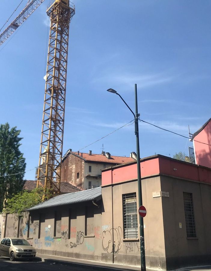 gru abbandonata in via Miglietti
