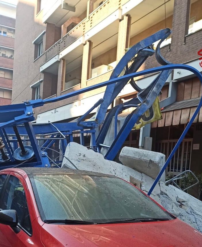 Una gru è crollata per cause da accertare in via Genova