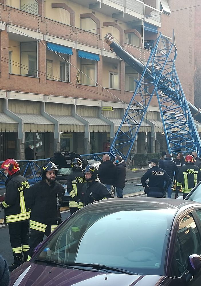 soccorsi con vigili del fuoco in via Genova
