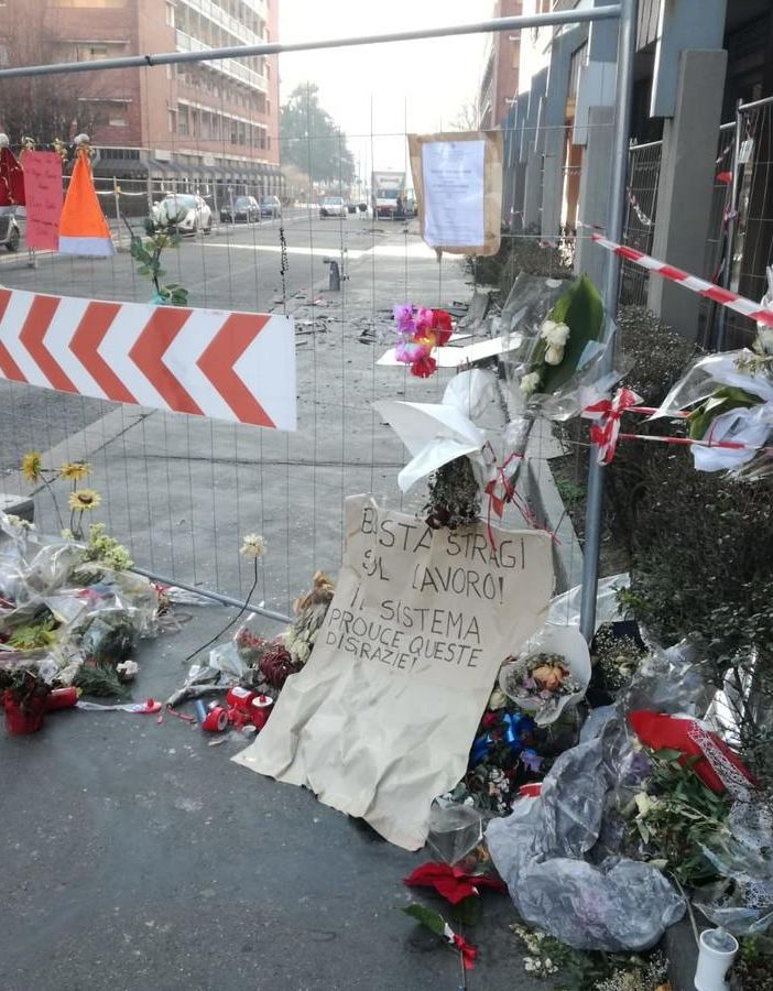 Fiori sul luogo del disastro