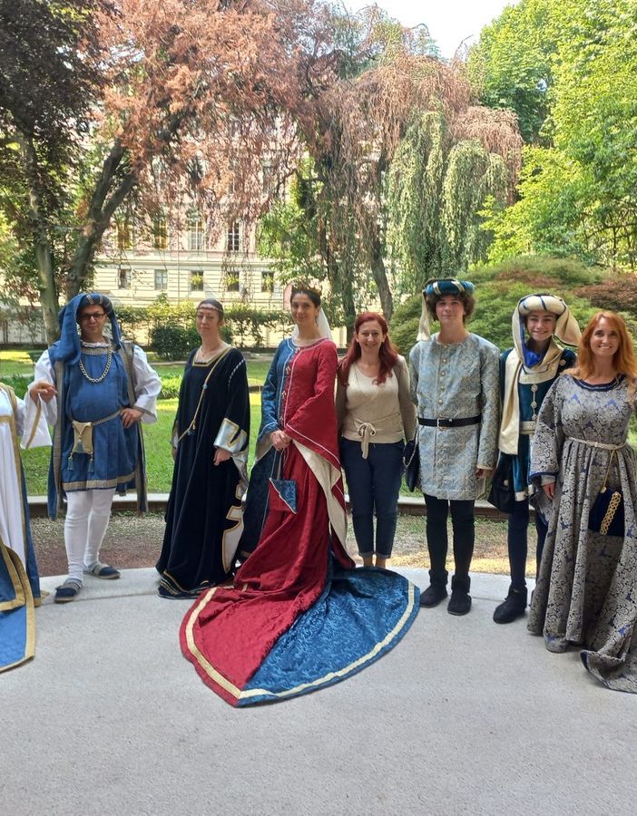 foto di gruppo con persone in costume