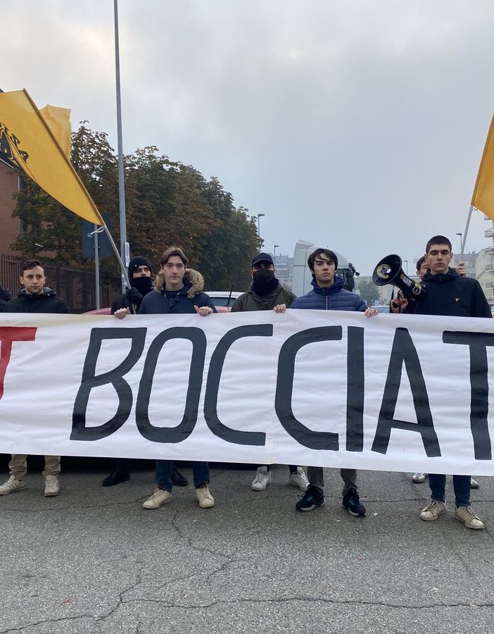 Protesta di studenti con uno striscione