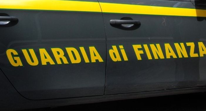 Blitz dei finanzieri sui bus degli studenti: un quindicenne segnalato alla prefettura