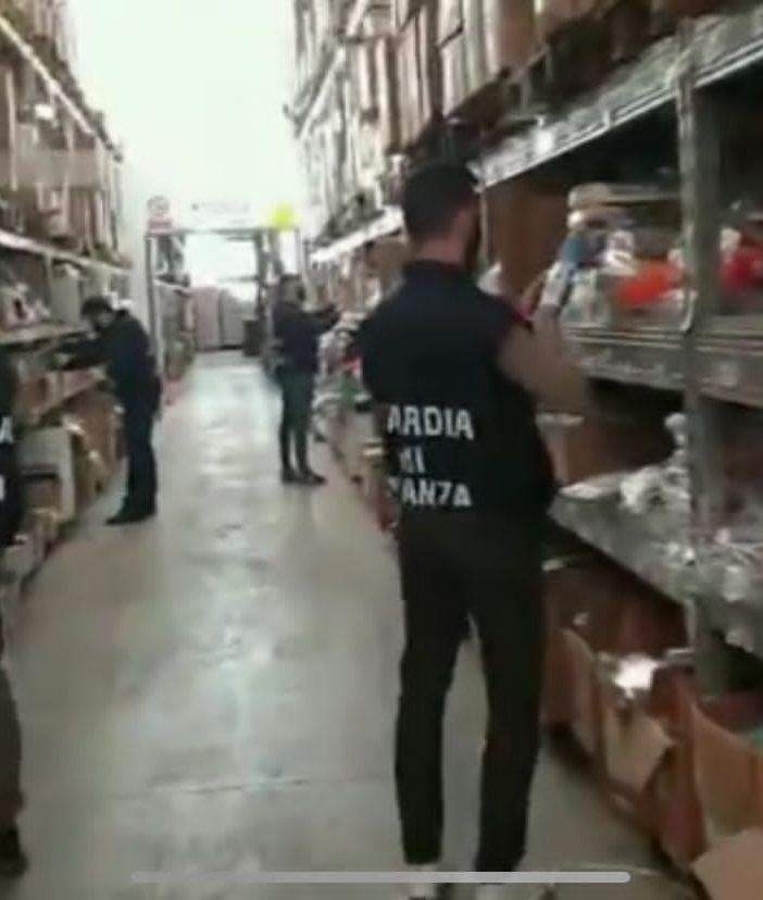 Falso Made in Italy, sequestrati 3 milioni di prodotti importati dall’Asia: il maxi colpo della Guardia di Finanza Falso Made in Italy, sequestrati 3 milioni di prodotti importati dall’Asia: il maxi colpo della Guardia di Finanza