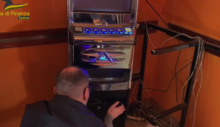 uomo della guardia di finanza con slot machine