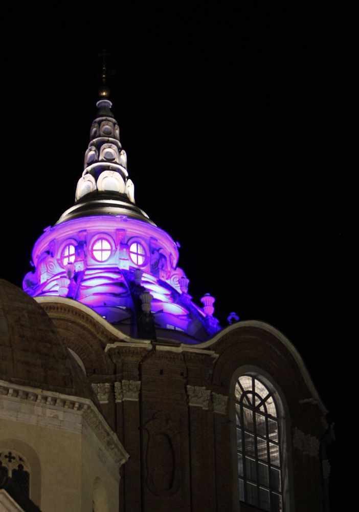 Ricerca contro il cancro al pancreas: anche la Cupola della Cappella della Sindone si illumina di viola