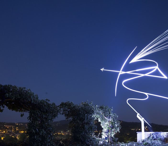 Uno dei Guerrieri di Richi Ferrero sui tetti di Torino illuminato nella notte