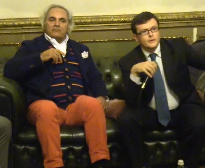 Bloom: il design della nuova poltrona Joe fa incontrare Oriente e Occidente [VIDEO]